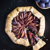 Orkiszowa galette ze śliwkami