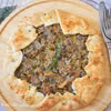 Wytrawna tarta galette z grzybami i porami