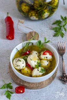 Mini mozzarelle marynowane w oliwie z ziołami