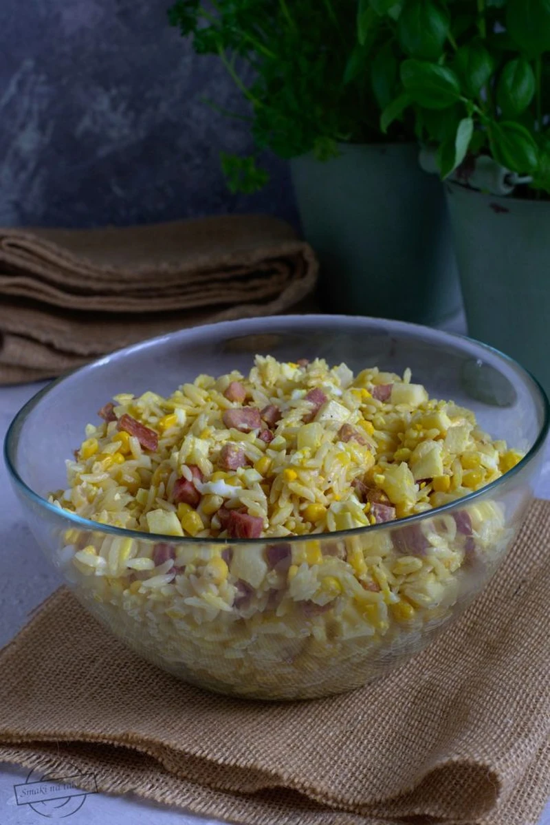 Sałatka z makaronem orzo i kiełbasą krakowską