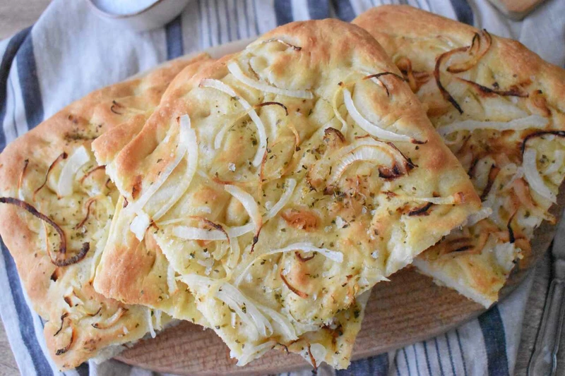 Włoska focaccia z cebulą