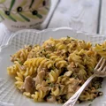 Fusilli z białym sosem z boczniaków, z orzechami, aromatyzowane oliwą truflową