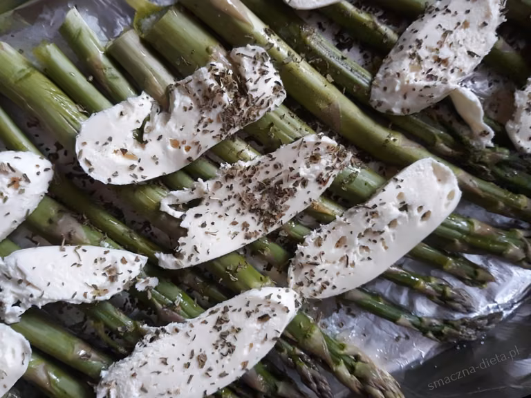 Szparagi zapiekane pod mozzarellą
