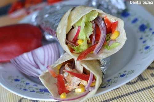 Domowa tortilla z kurczakiem i warzywami