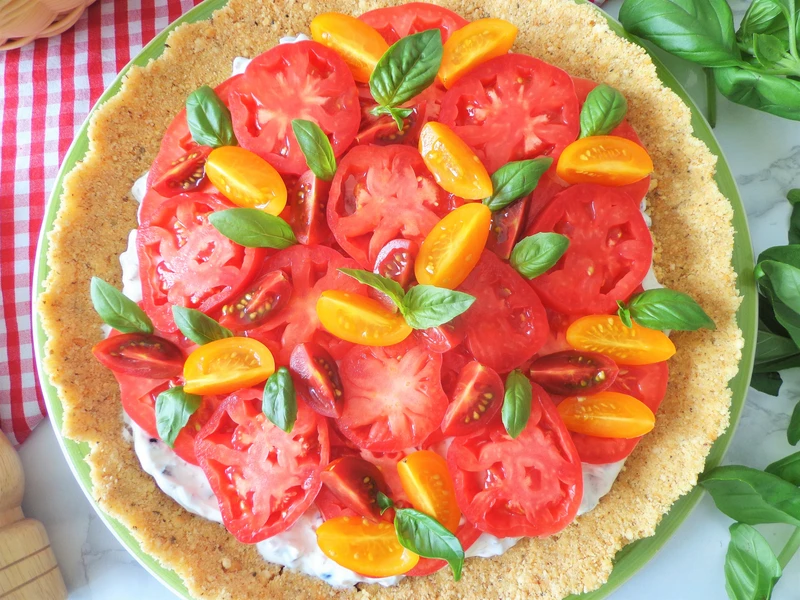 Tarta na krakersach z jogurtowym kremem i pomidorami, bez pieczenia