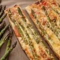 Pizza ze szparagami na cieście z czosnkiem niedźwiedzim