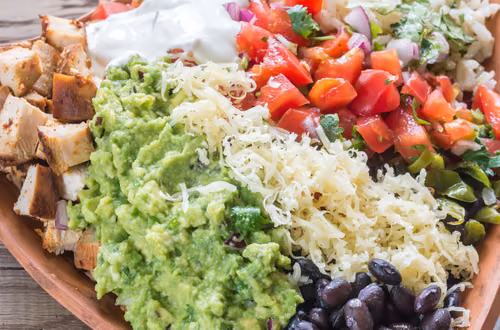 Ta sałatka to miska pełna zdrowia i witamin! Kurczak w towarzystwie warzyw i guacamole