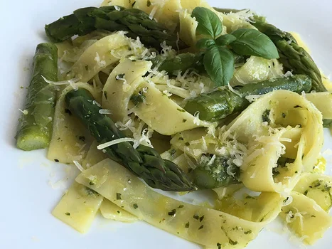 Makaron z pesto i szparagami