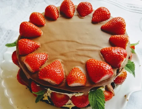 Tort czekoladowo-śmietankowy z truskawkami