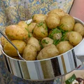 Młode ziemniaki gotuje tylko w ten sposób! Wiele osób popełnia podstawowy błąd i psuje ich smak