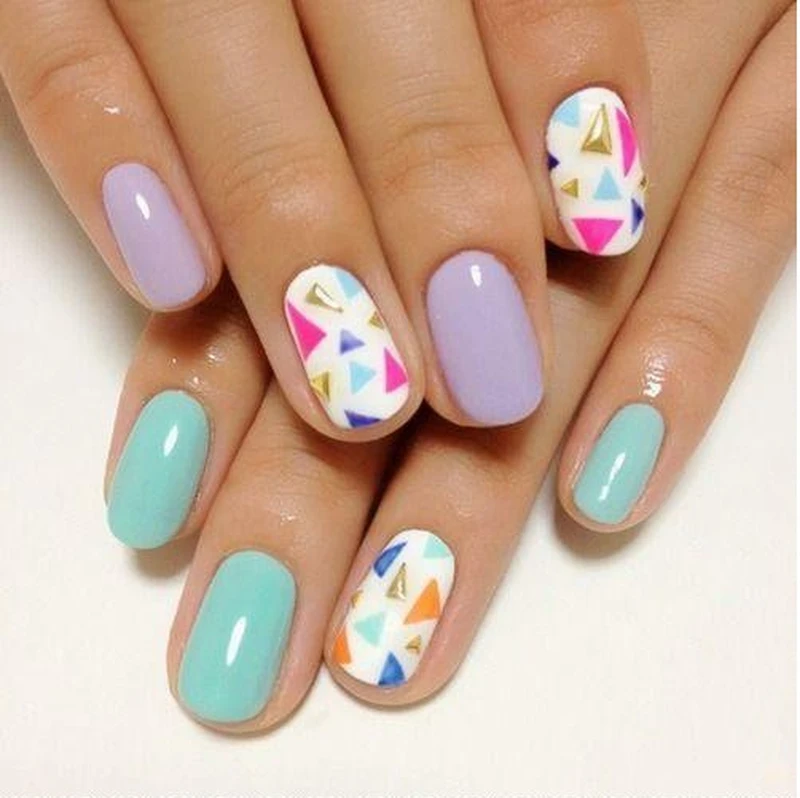 Manicure z wzorkiem w kształcie trójkąta