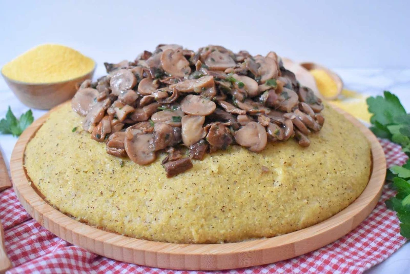 Włoska polenta z duszonymi grzybami