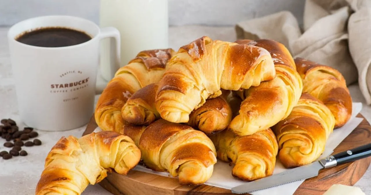 Śniadaniowe maślane croissanty