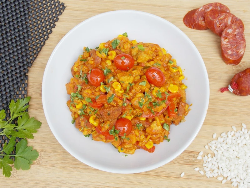 Paella z chorizo i kurczakiem
