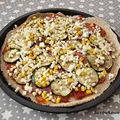 Pizza na razowym cieście z grillowaną cukinią, fetą, salami i oliwkami