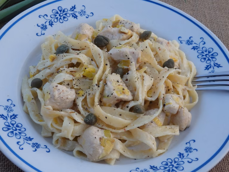 Tagliatelle z kurczakiem i porem w sosie śmietankowym