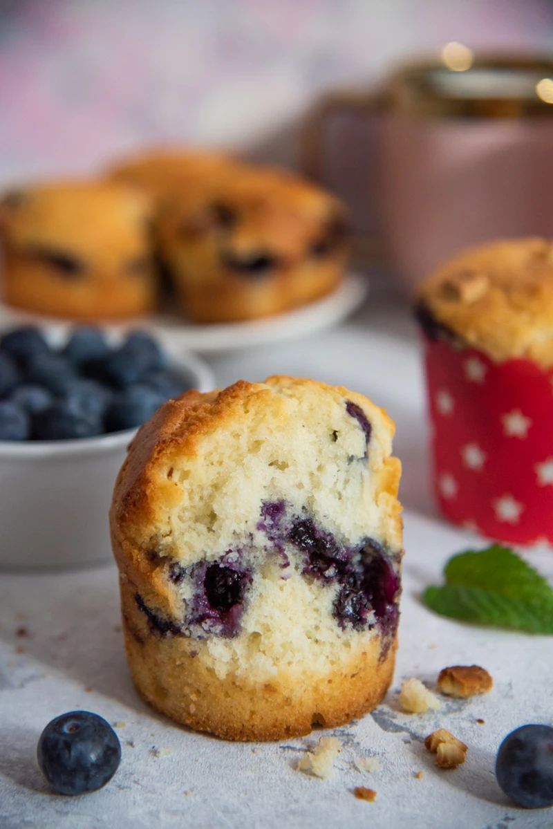 Proste muffinki z jagodami i białą czekoladą