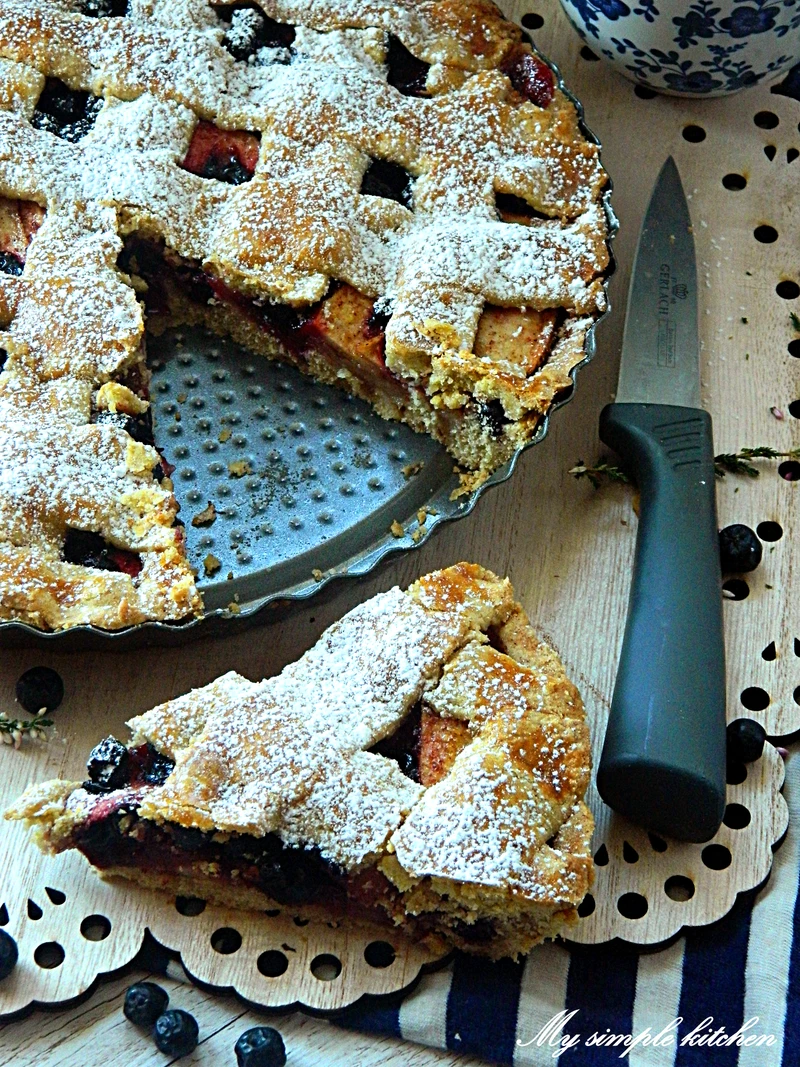 Tarta owsiana z jabłkami i aronią