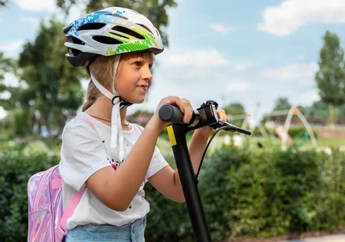 Obowiązkowe kaski dla dzieci i młodzieży oraz prawo jazdy dla 17-latków, ale pod warunkiem! Rząd już zdecydował