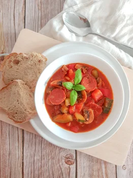 Leczo z chorizo i pieczarkami