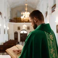 Kobieta wyznała księdzu, że mąż ją bije. Rada duchownego wywołała spore kontrowersje!