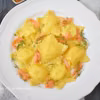 Włoskie ravioli z wędzonym łososiem