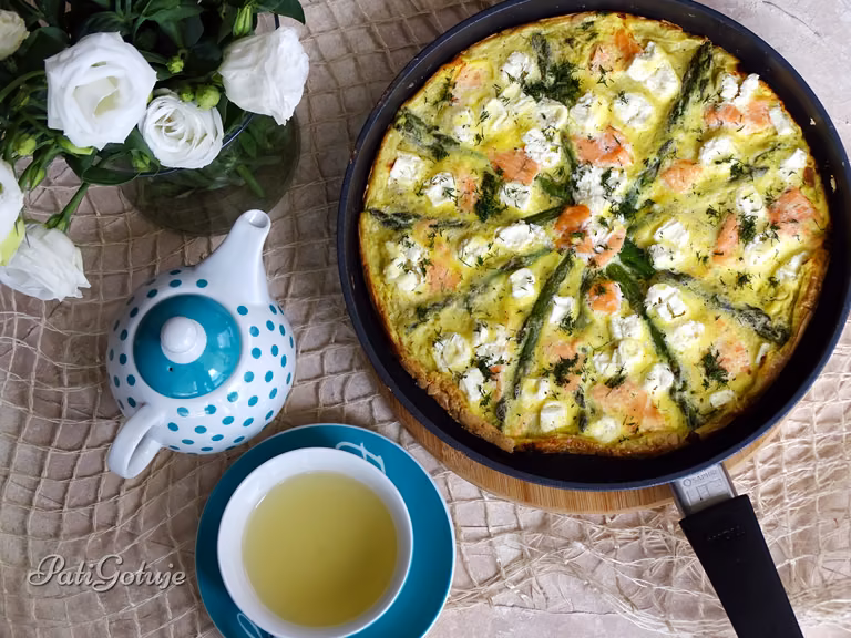 Omlet ze szparagami i łososiem