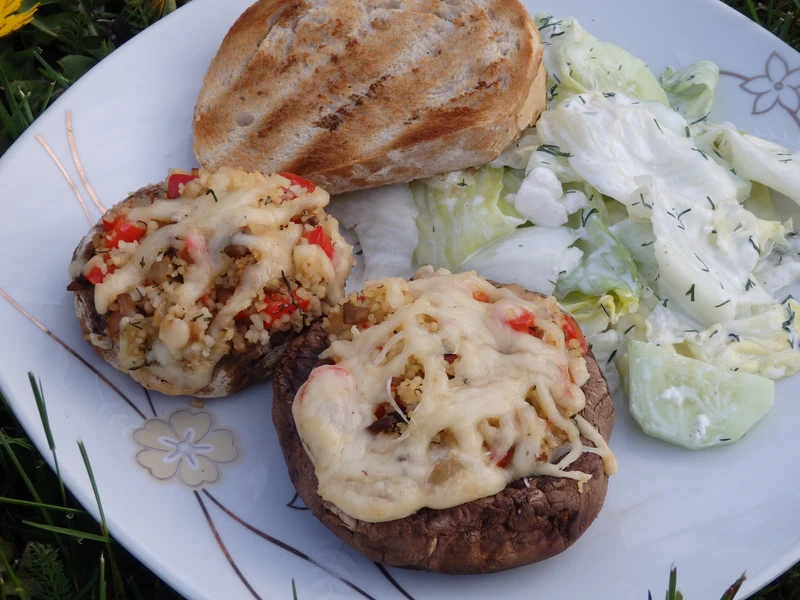 Pieczarki faszerowane kuskusem, warzywami i mozzarellą