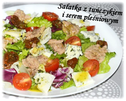 Sałatka z tuńczykiem i serem pleśniowym