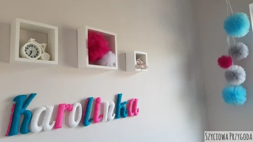 Dekoracja pokoju dziecięcego DIY - filcowy napis i tiulowe pompony