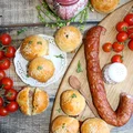 Bułeczki nadziewane kiełbasa i serem