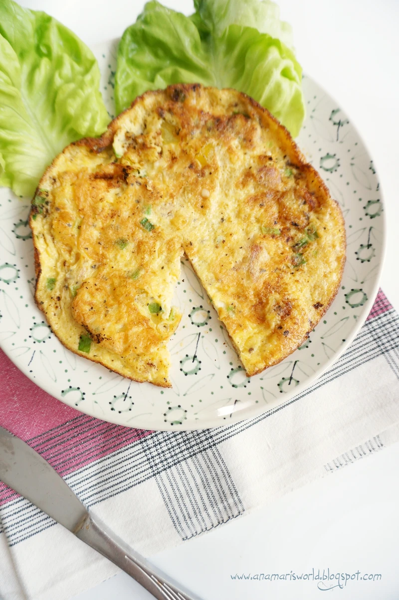 Omlet z szynką szwarcwaldzką, szczypiorkiem i serem cheddar