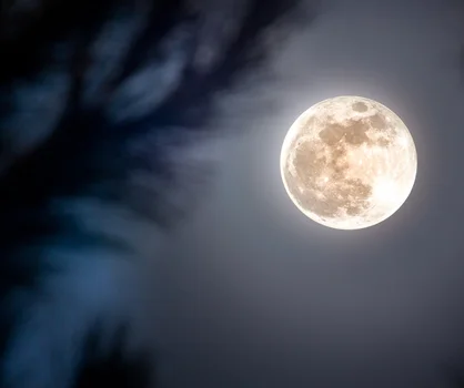 Już niedługo pojawi się na niebie Zimny Księżyc! Czym jest to niesamowite zjawisko?