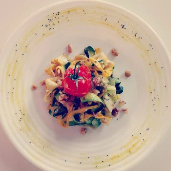 Tagliatelle z cukinii z orzechami włoskimi i nasionami chia