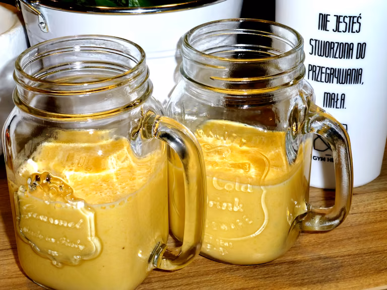 Koktajl z mango i bananem. Pyszny.