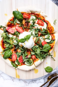 Pizza z burratą i rukolą