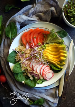 Buddha bowl: miska rozmaitości z quinoa i awokado