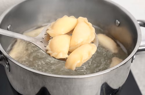 Co się dzieje, gdy NIE posolisz wody na pierogi?