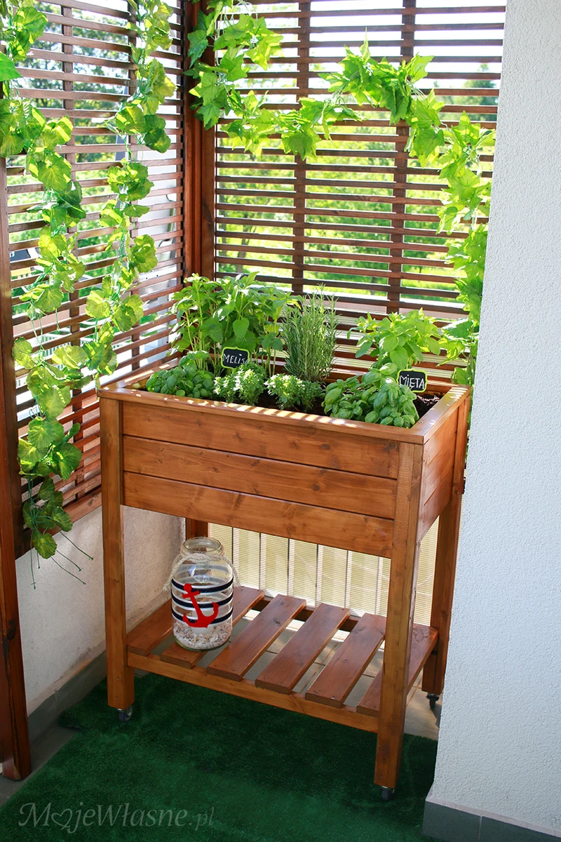 Drewniany planter na zioła