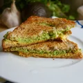 GRILLED CHEESE – KANAPKA Z AWOKADO I SEREM