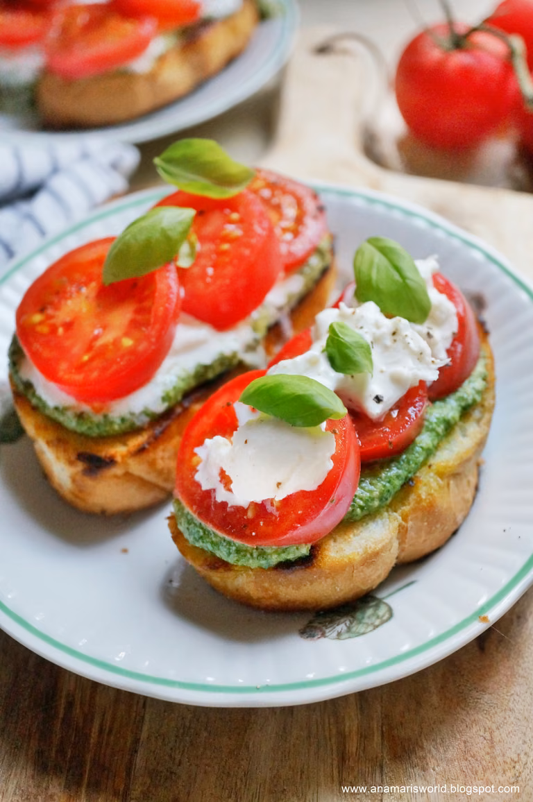 Bruschetta z pesto i pomidorami