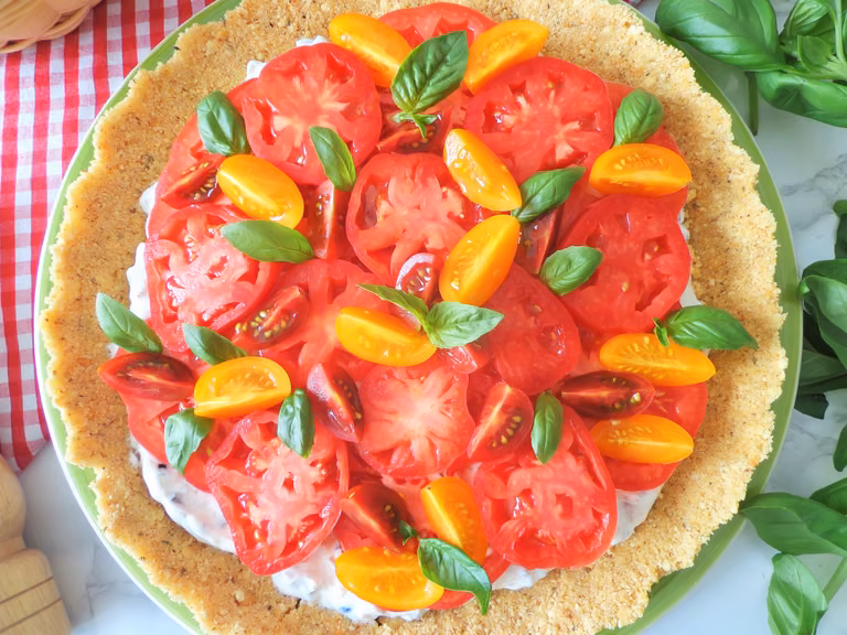 Tarta na krakersach z jogurtowym kremem i pomidorami, bez pieczenia