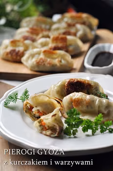 Domowe pierogi gyoza. Jak zrobić pierożki gyōza
