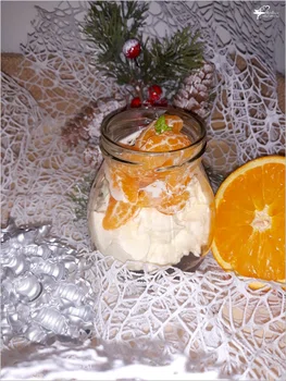 Mini miodowo-pomarańczowy serniczek z wisienkami i mandarynką