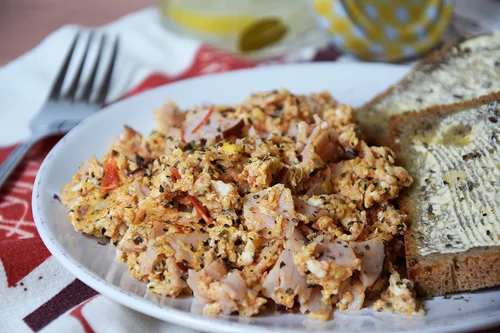 POMIDOROWA JAJECZNICA Z PIECZYWKIEM PEŁNOZIARNISTYM- PORCJA 360 KCAL!