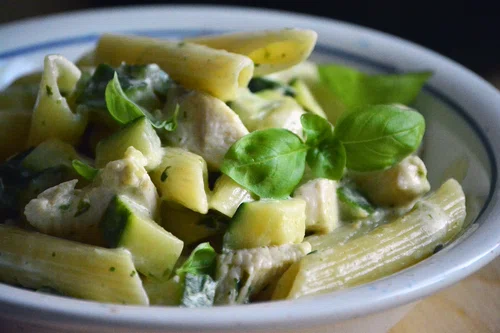 Makaron z kurczakiem, pesto i cukinią