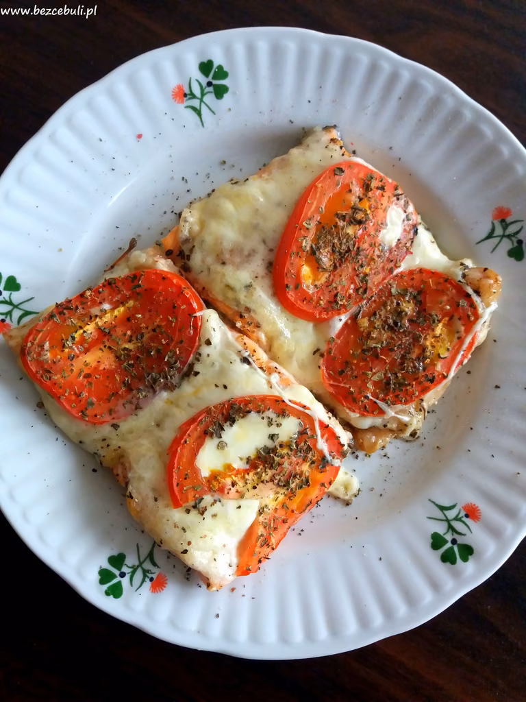 Pstrąg łososiowy z mozzarellą i pomidorami