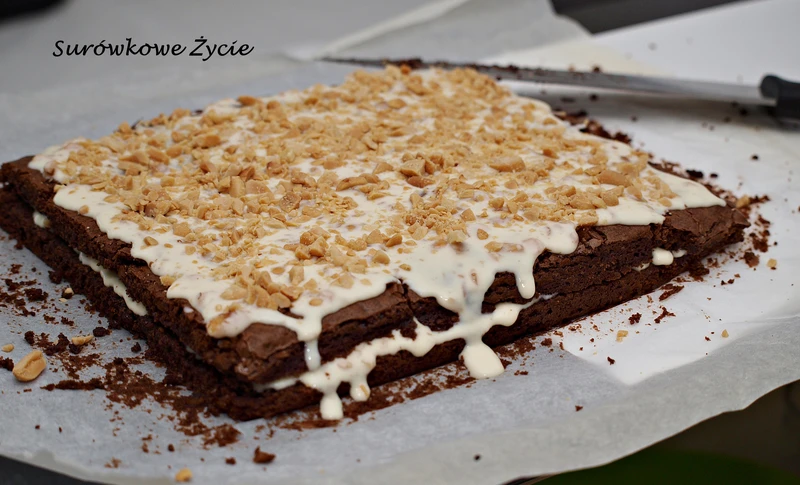 Murzynek (brownie) z orzeszkami i karmelem