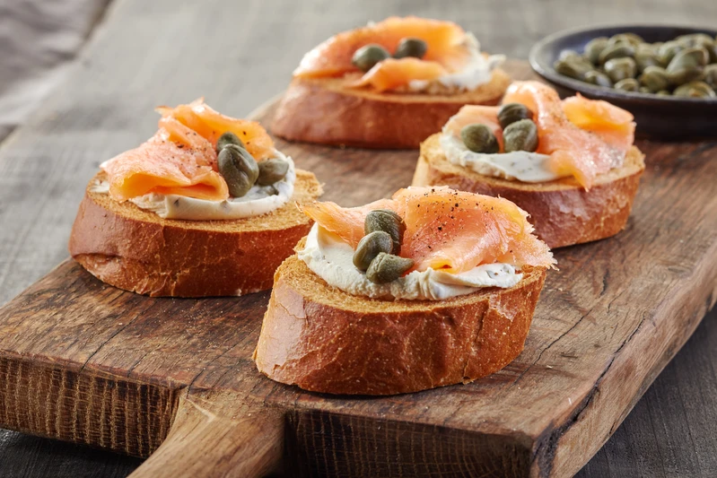 Bruschetta z wędzonym łososiem