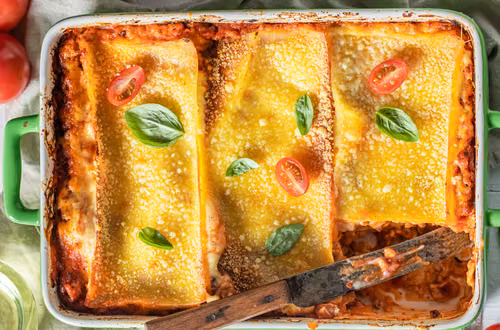 Klasyczna lasagne z mięsem i beszamelem! Ten trik sprawi, że będzie idealnie soczysta!